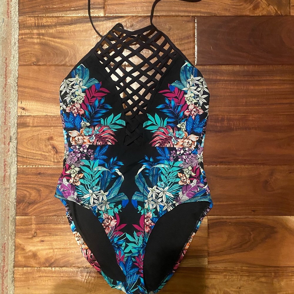 Kenneth Cole New York Swimsuit. Womens medium!